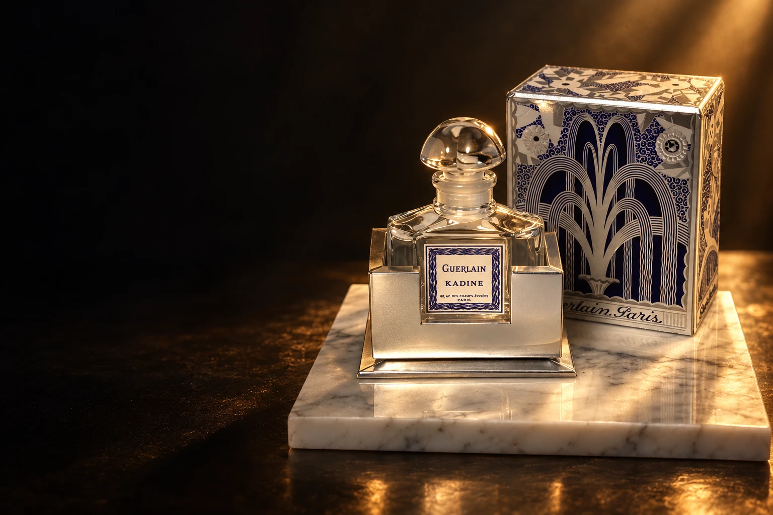 Flacon et coffret Guerlain sur socle de marbre
