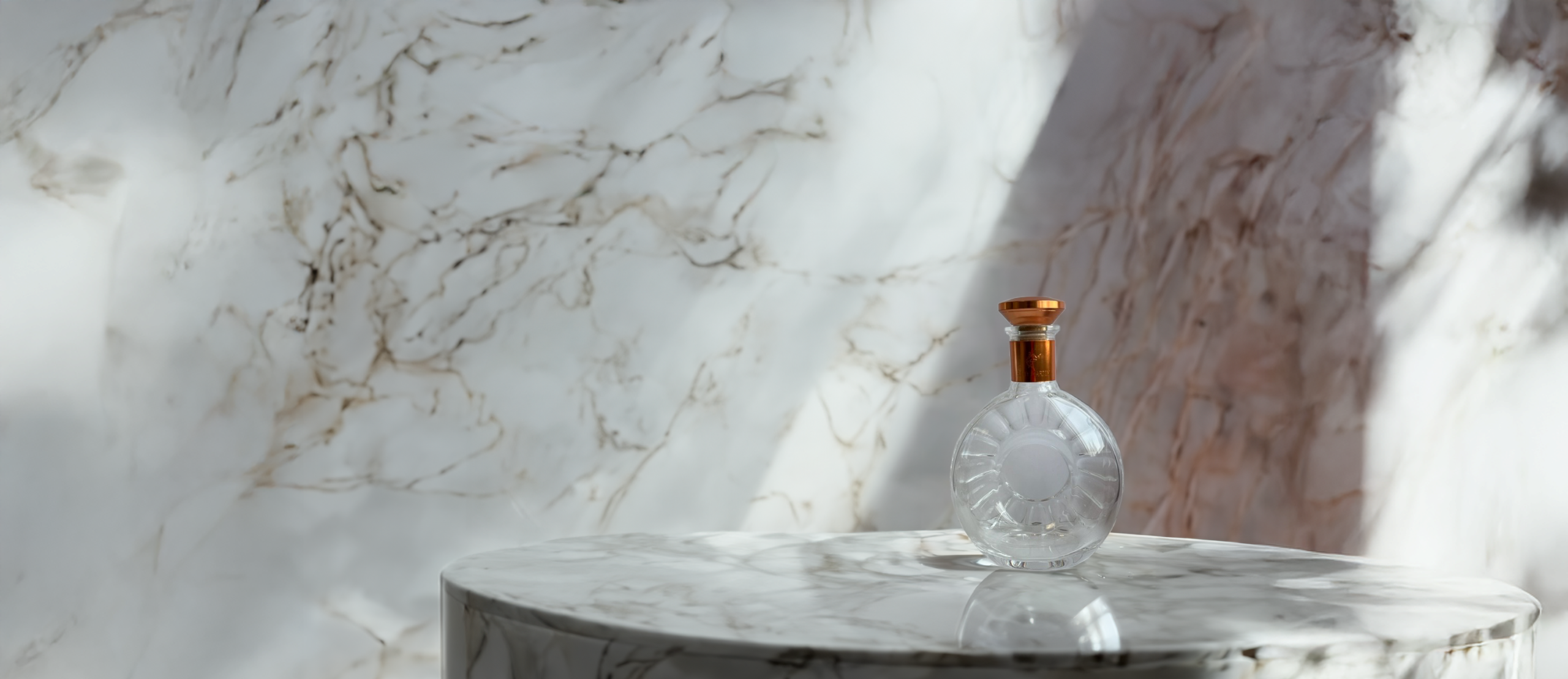 Flacon de parfum de luxe prototypé par MAQ'EXÉ, posé sur un socle en marbre